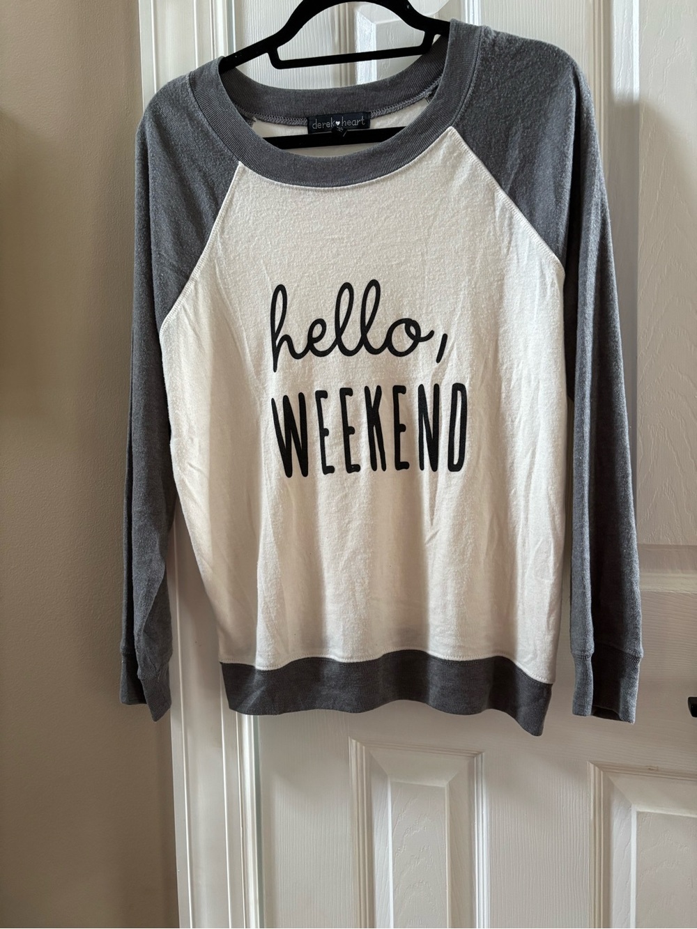 Derek Heart Cream & Gray 'hello, WEEKEND' Raglan Sweatshirt